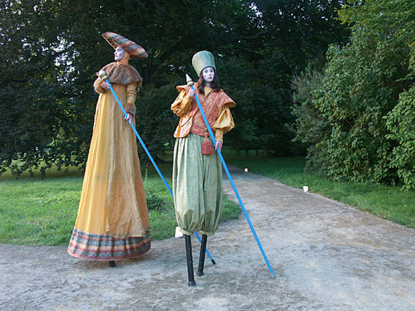 Cinzia Fossati | costumes | die Zeitreisende | die Stelzer | Stiltwalkers