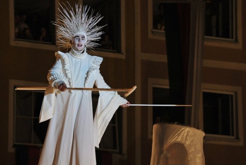 Cinzia Fossati | costumes | Licca Line | die Stelzer | Stiltwalkers